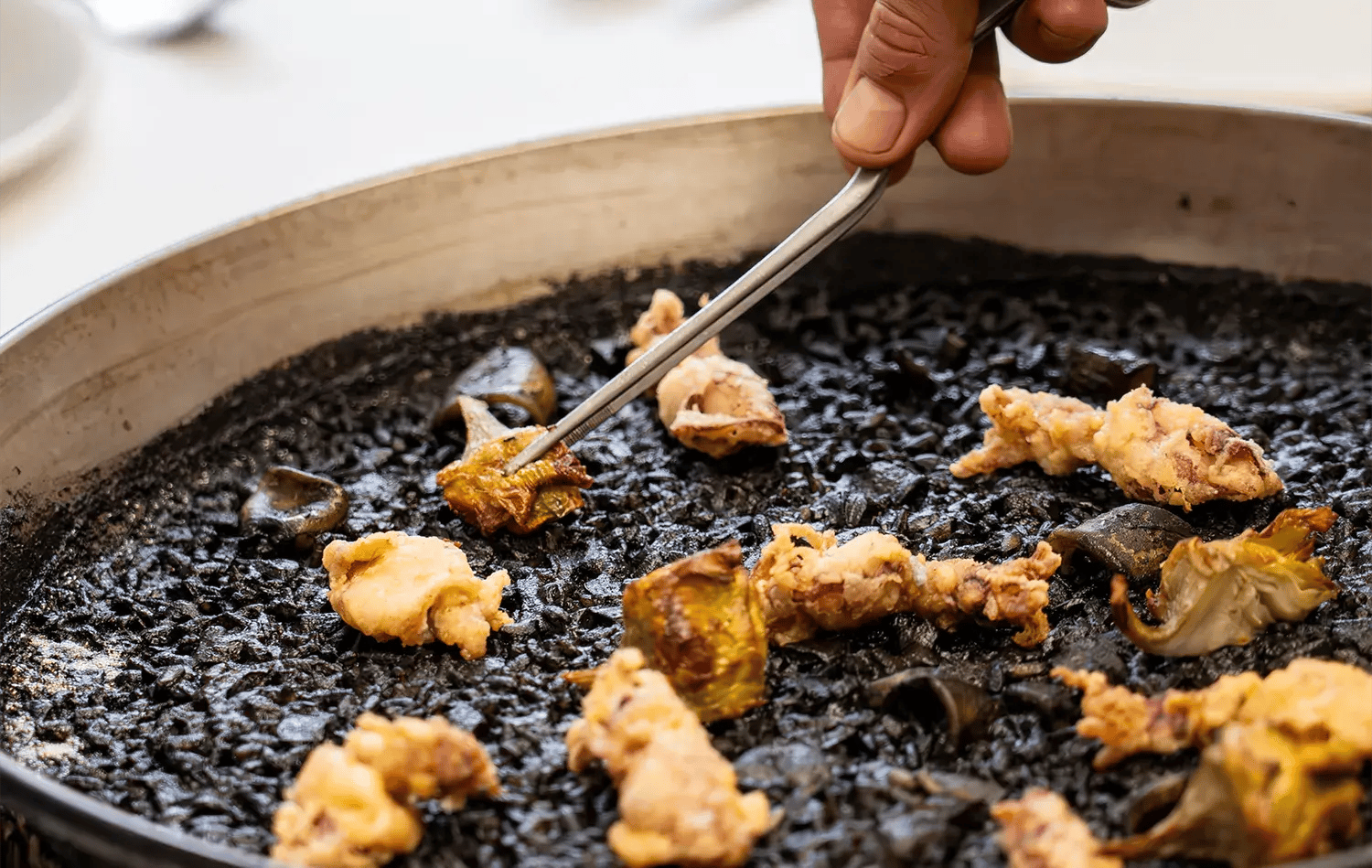 ARROZ NEGRO CON CHIPIRONES DE AL GRANO
