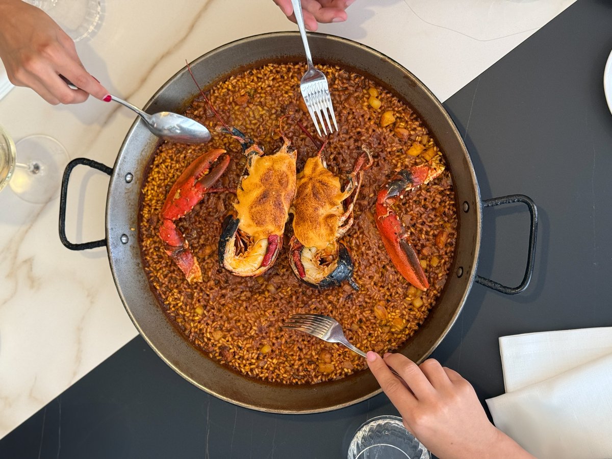 Llisa Negra - arroz semiseco azafranado con bogavante azul